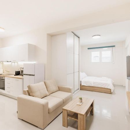 Fully Renovated Luxurious Semi-Basement Studio Афины Экстерьер фото