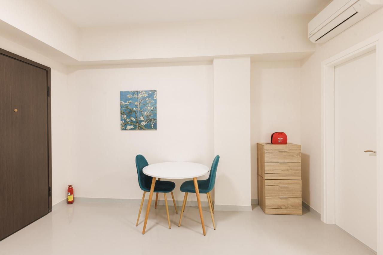 Fully Renovated Luxurious Semi-Basement Studio Афины Экстерьер фото