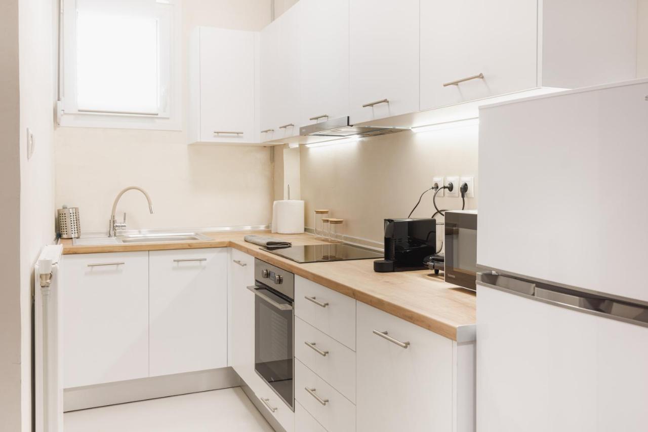 Fully Renovated Luxurious Semi-Basement Studio Афины Экстерьер фото